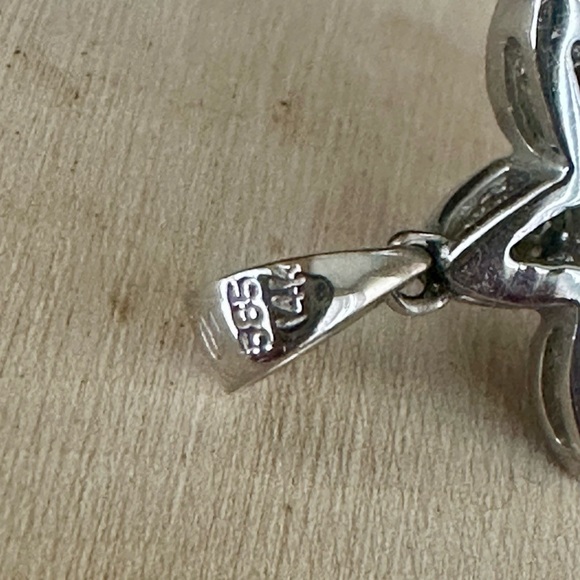 14k WHITE GOLD PEARL AND DIAMOND-FLOWER PENDANTS - Picture 5 of 6